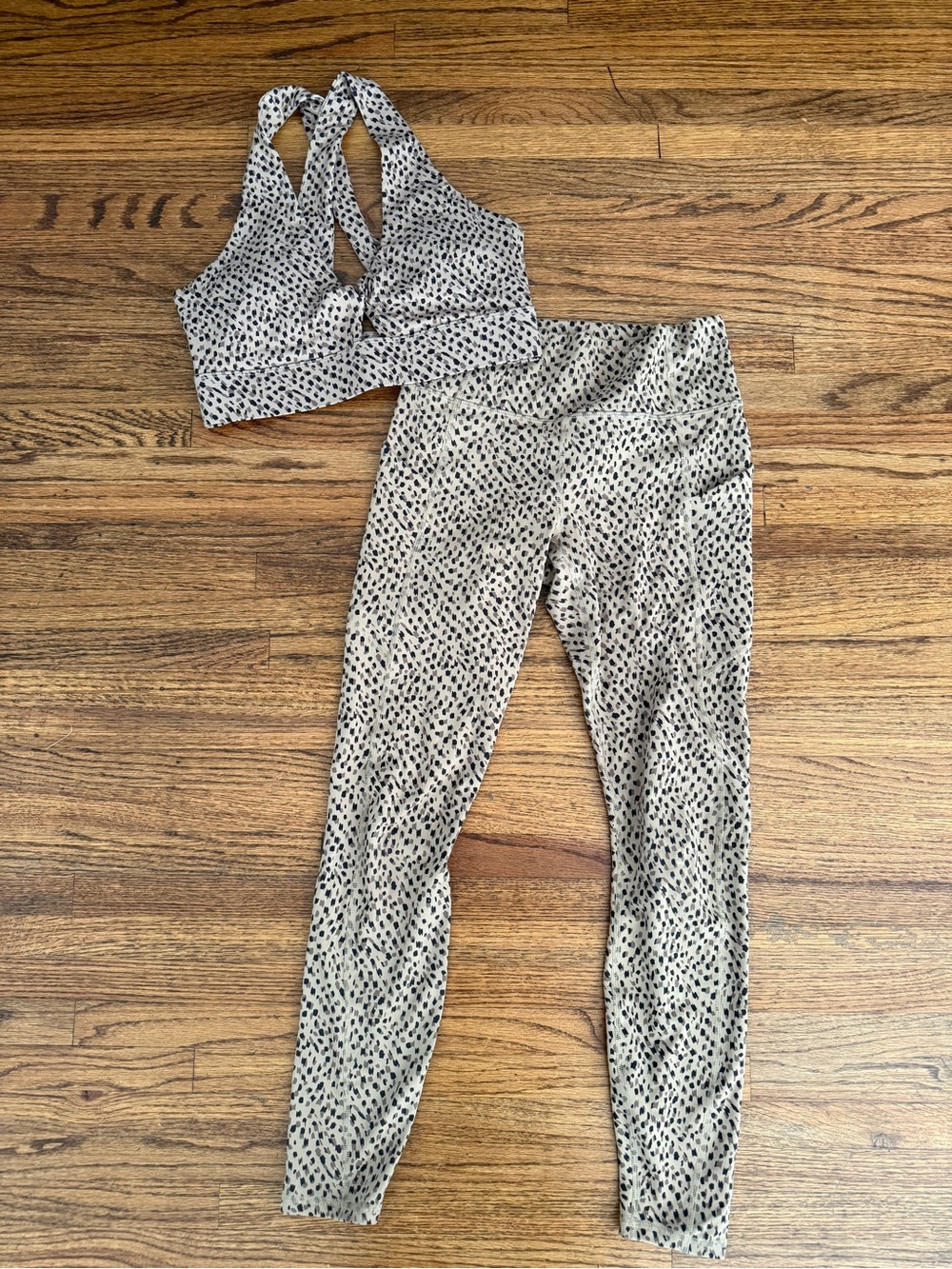 FABLETICS - Luxe High-Waist Legging & Oasis Sports Bra SET Abstract Cheetah 🐆 - Picture 5 of 9